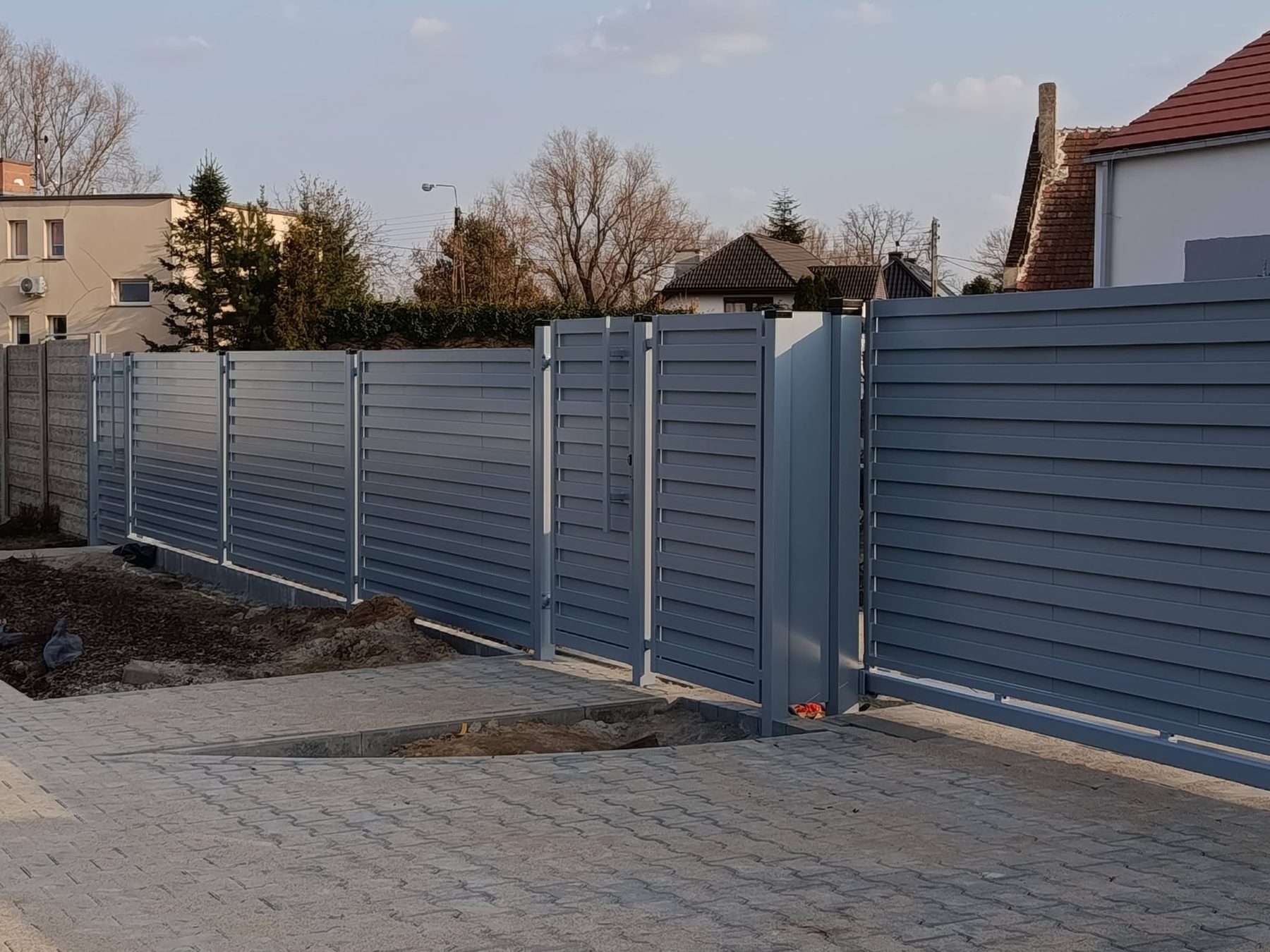 Brama przesuwna o wypełnieniu poziomym