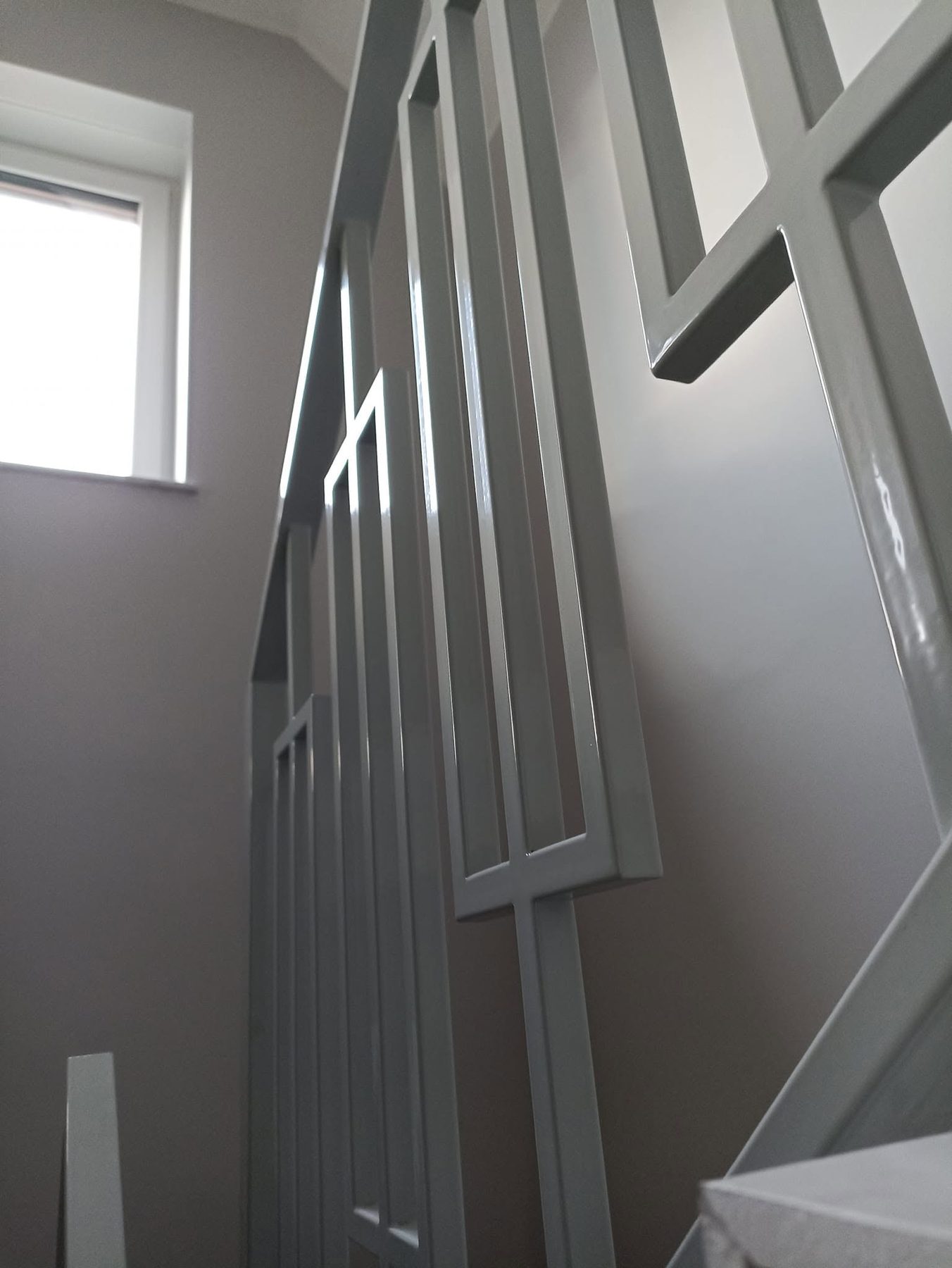 Balustrada wewnętrzna o geometrycznym wzorze przy schodach