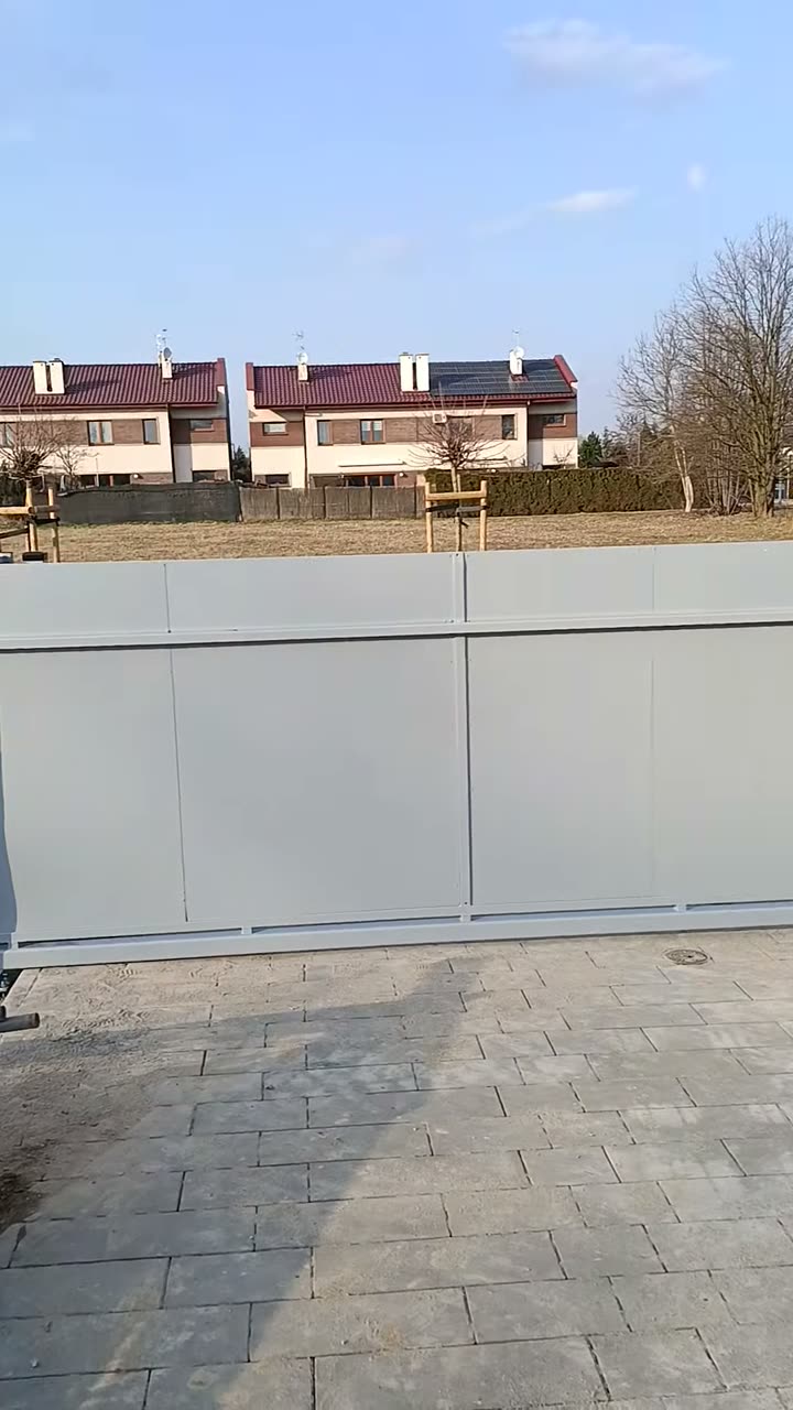 Brama przesuwna o pełnym wypełnieniu w jasnym kolorze